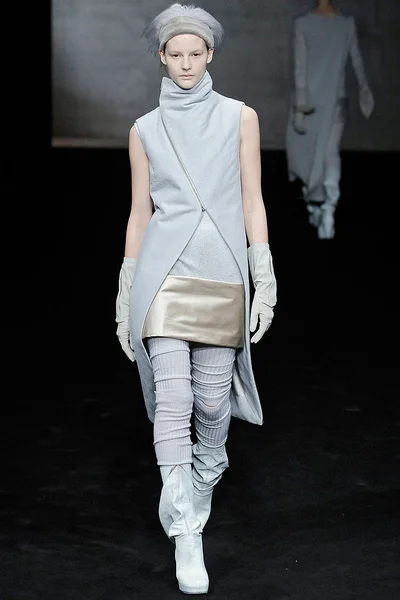 Look 16